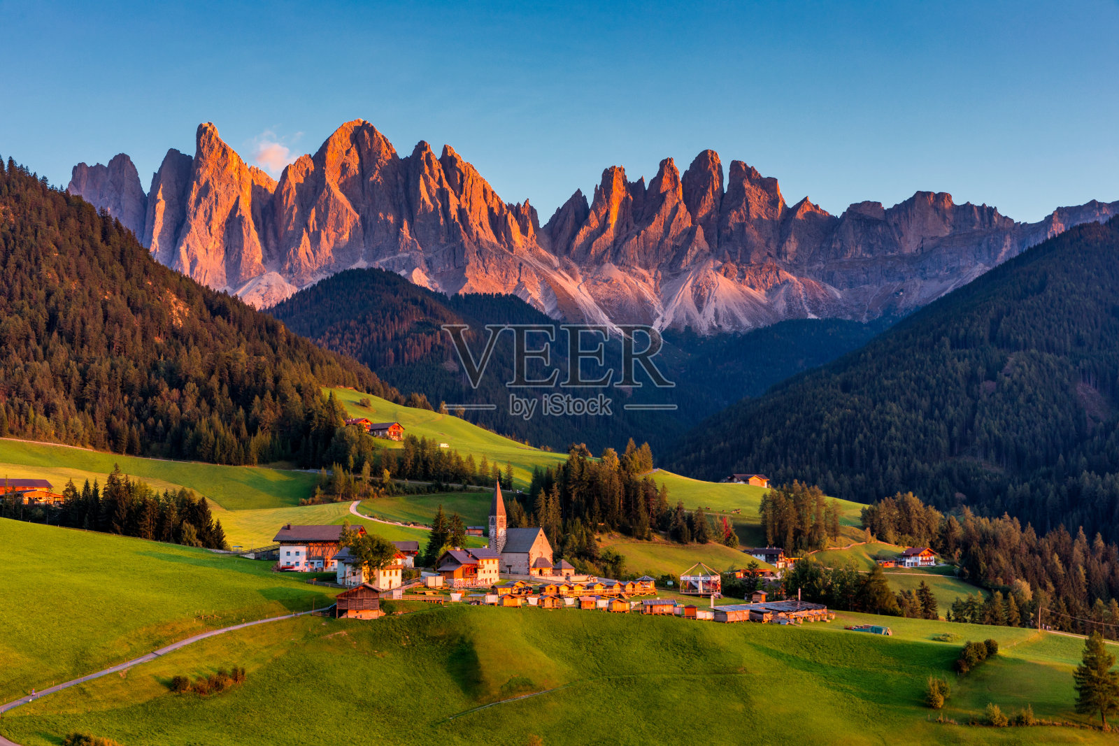 圣玛达莱娜(圣玛达莱娜)村庄的背景是神奇的白云石山，Val di Funes山谷，特伦蒂诺上Adige地区，意大利，南蒂洛尔，欧洲。圣玛达莱纳村，意大利。照片摄影图片