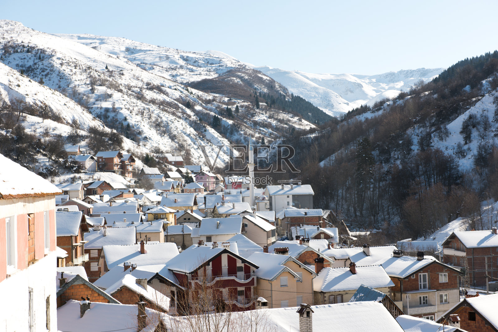 被雪覆盖的克鲁塞沃山村照片摄影图片