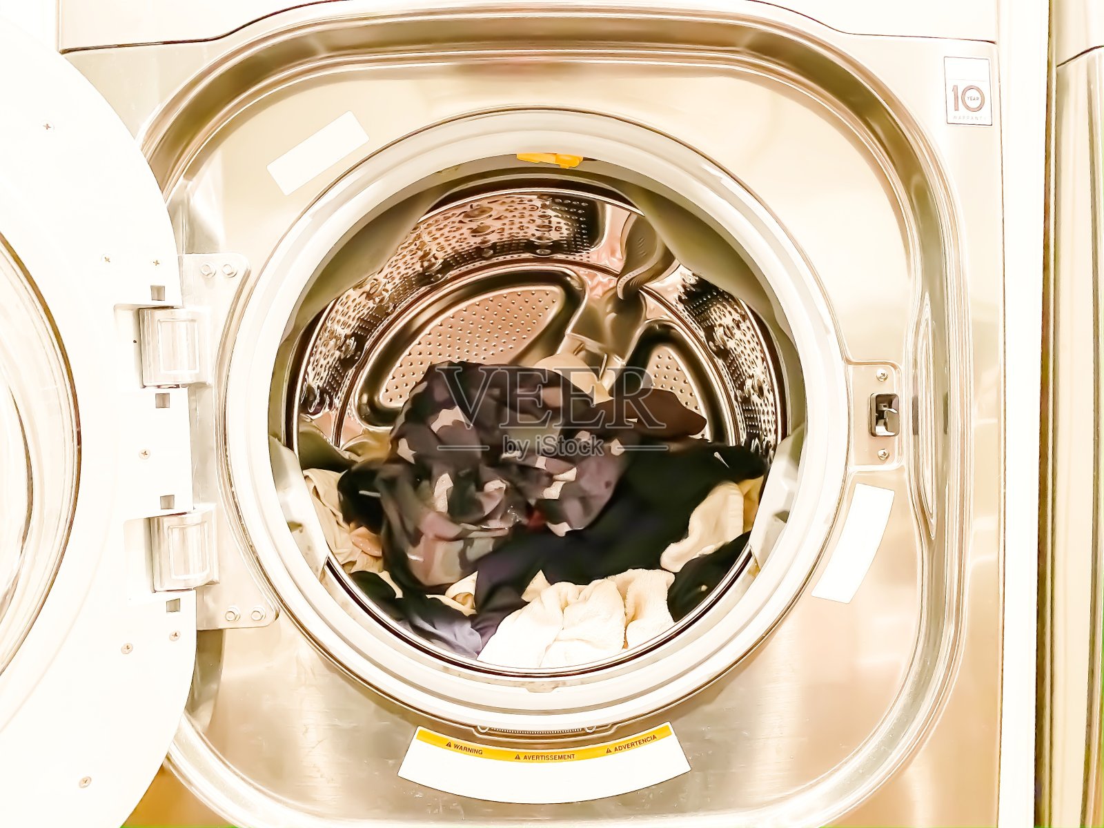 脏衣服在前装洗衣机照片摄影图片