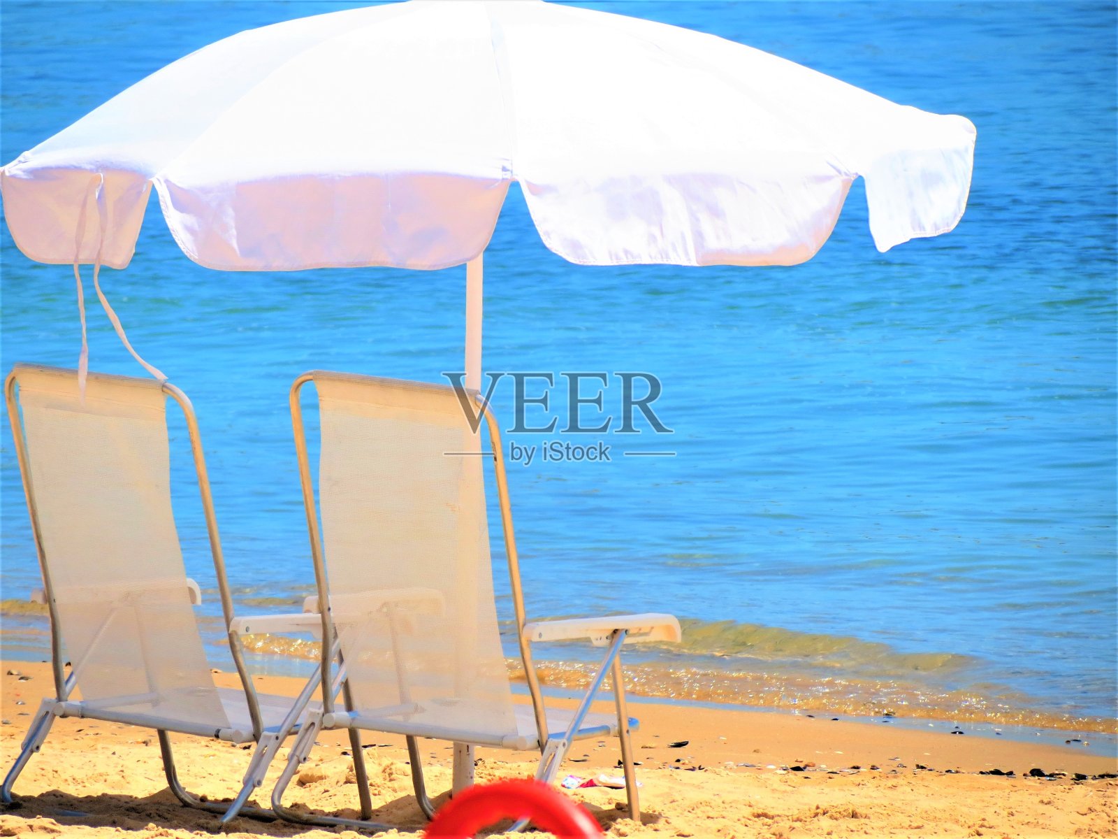 沙滩上的空椅子。照片摄影图片