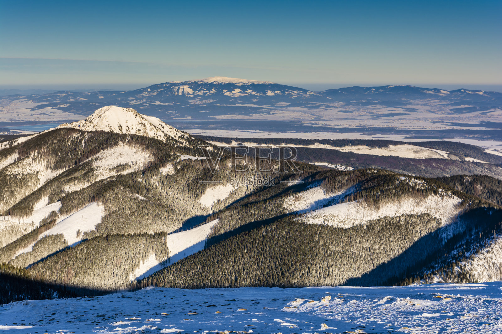 在斯洛伐克西部塔特拉山脉的奥索比塔峰，可以看到冬季的风景。在背景Babia Gora (Babia hora)是Zywiec Beskids的最高峰。照片摄影图片