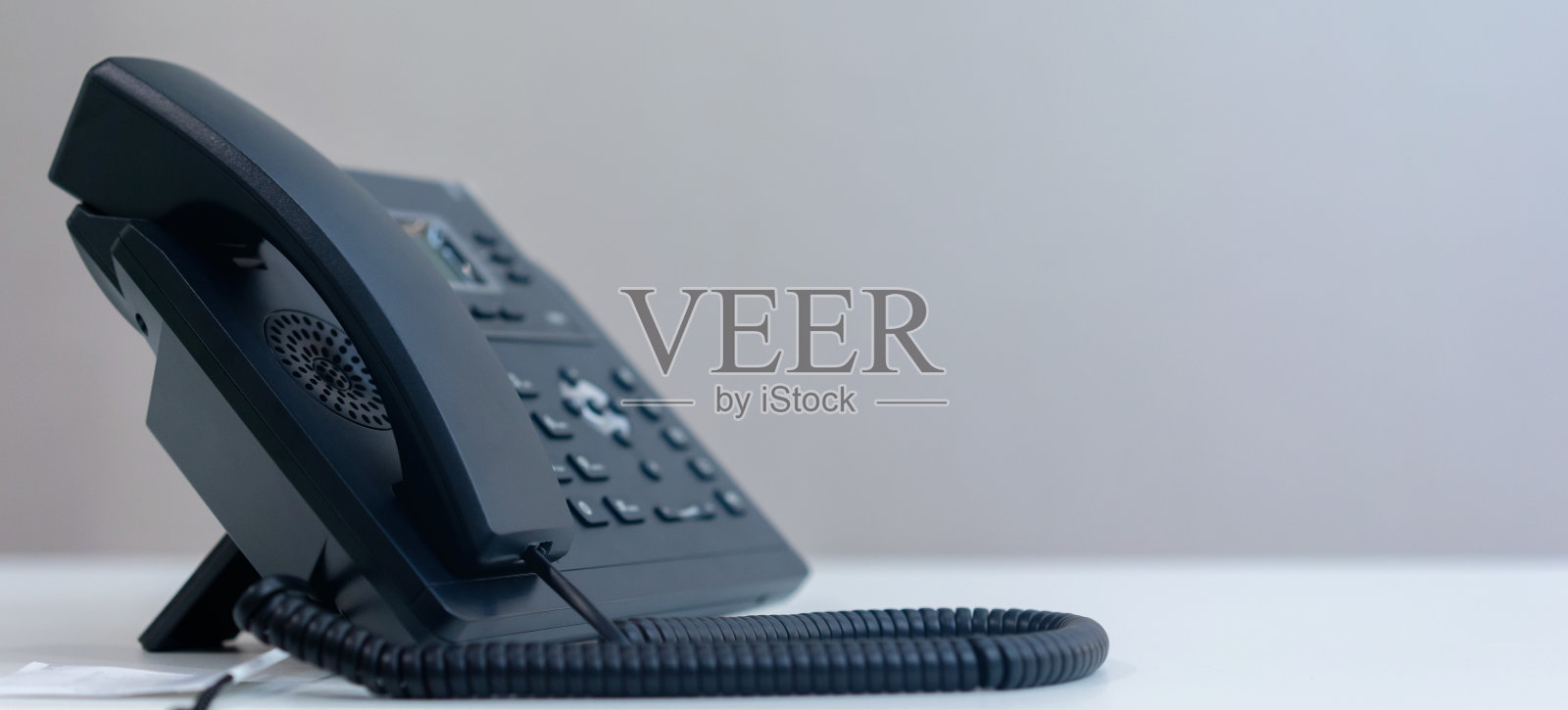 近距离电话VOIP技术站在办公室的办公桌上与同事、合作伙伴或供应商和网络运营中心联系的工作理念照片摄影图片
