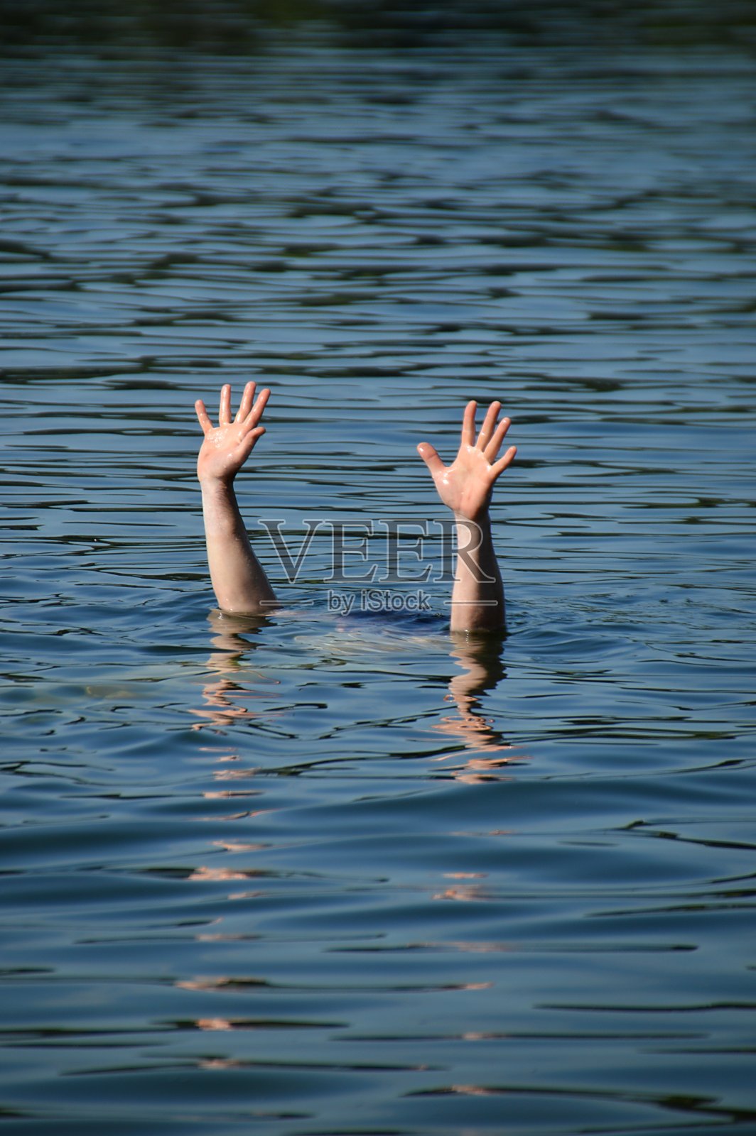 金发长发的年轻女子裸着上身坐在水里，手里握着阳光下的比基尼上衣. 库存图片 - 图片 包括有 女演员, 火箭筒: 146029559