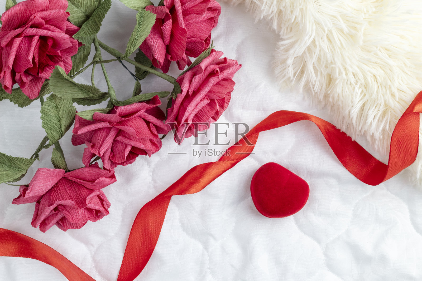 花束红玫瑰花和礼盒红心白色毯子照片摄影图片