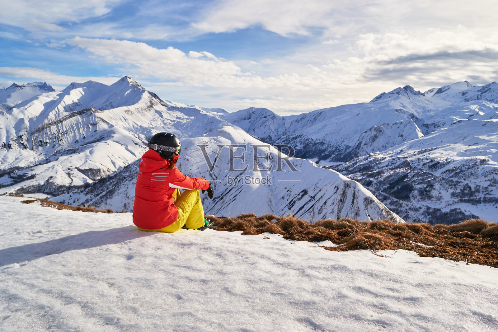 女子滑雪者看山峰在法国阿尔卑斯山，在Les sybelle滑雪领域，上面的圣让德阿尔夫斯村，法国。冬季休闲活动。照片摄影图片