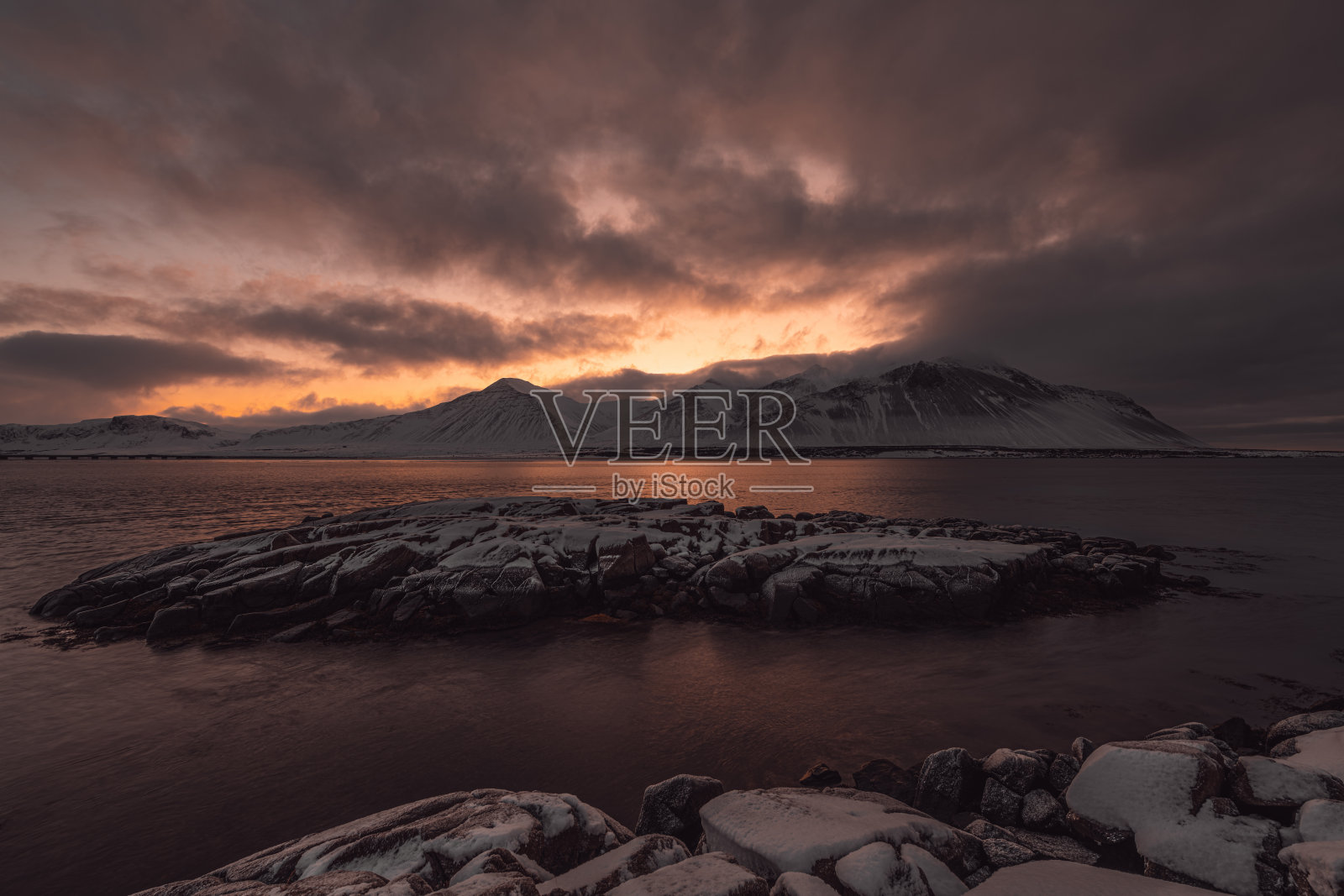 山的日出。Borgarnes,冰岛。照片摄影图片