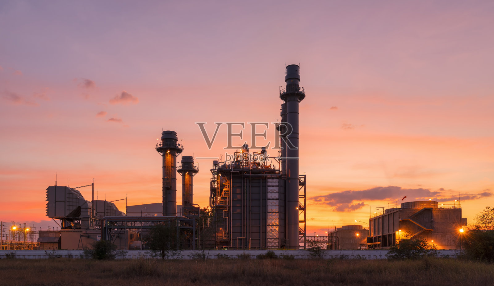 燃气轮机发电厂在工业地产，发电厂在日落天空。照片摄影图片