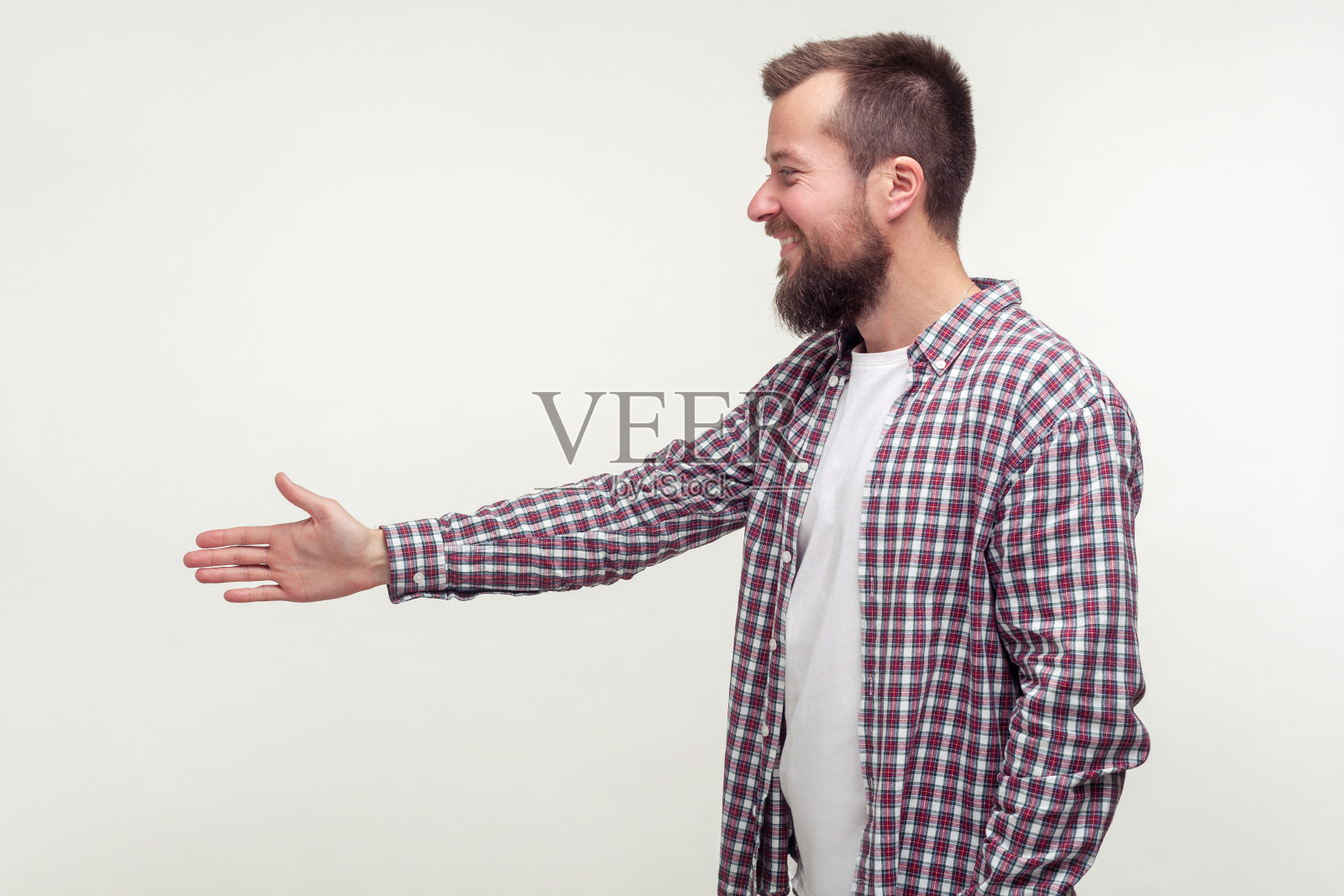 友善的大胡子男子伸出手来握手，互相认识。在白色背景上隔离照片摄影图片