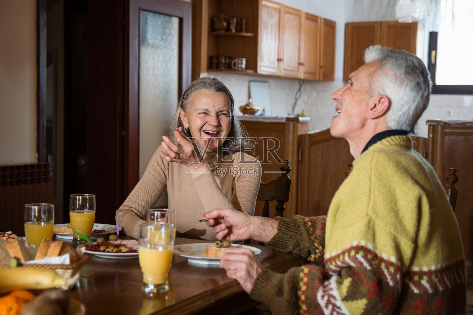 快乐的老年夫妇在吃早餐照片摄影图片