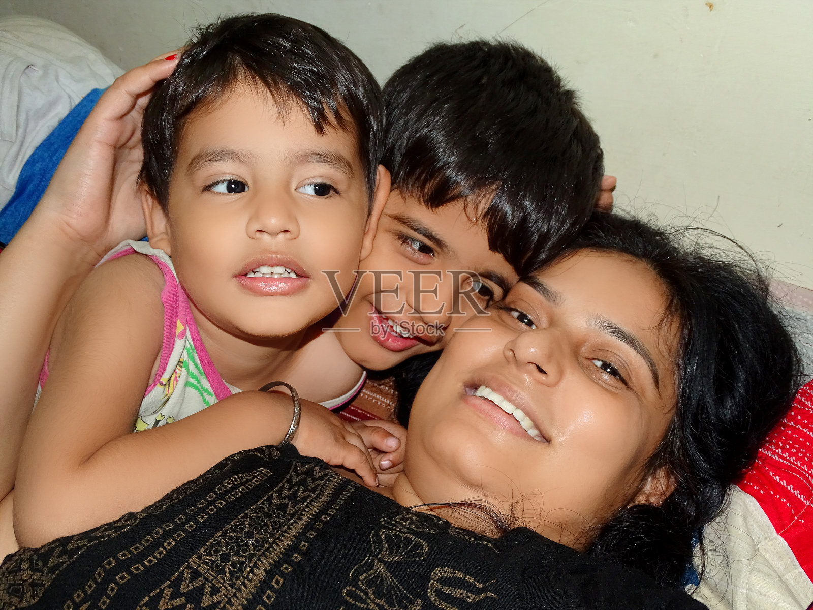 快乐的母亲和孩子在一起笑肖像在家里。照片摄影图片