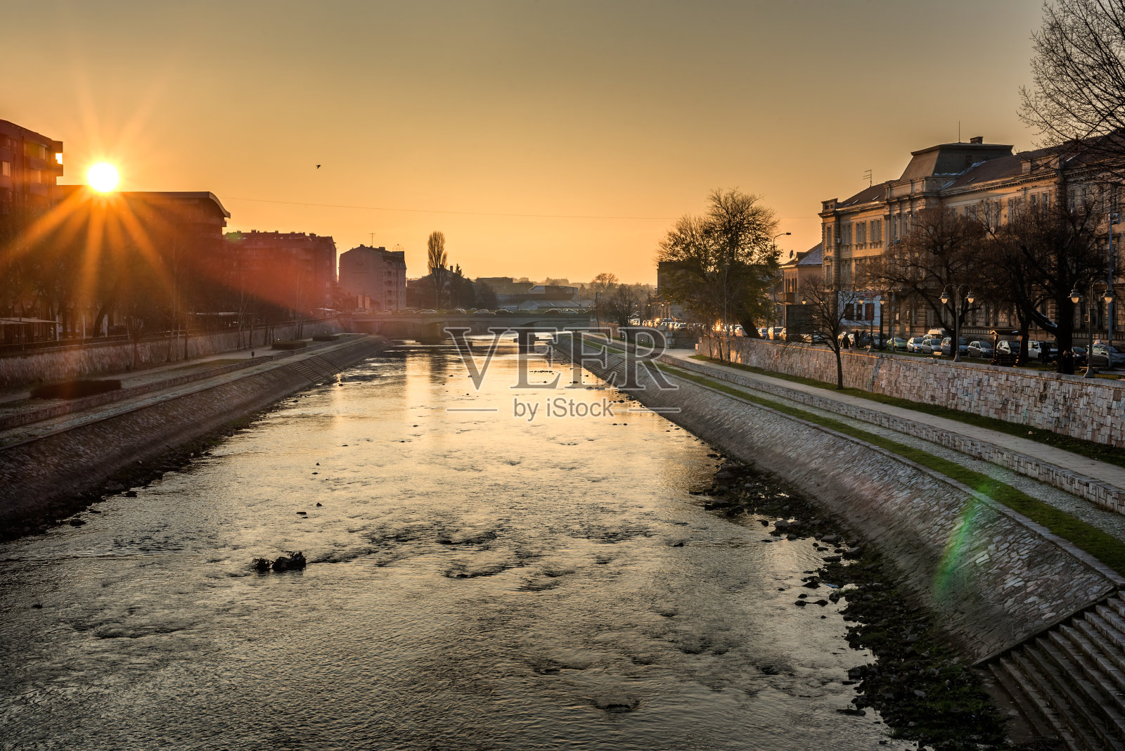 塞尔维亚的尼斯市，秋季日落时的尼萨瓦河及其河岸照片摄影图片