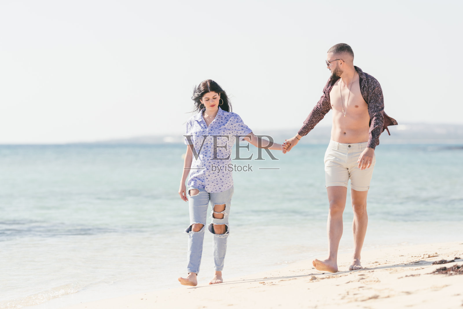 海滩上一对快乐的情侣照片摄影图片