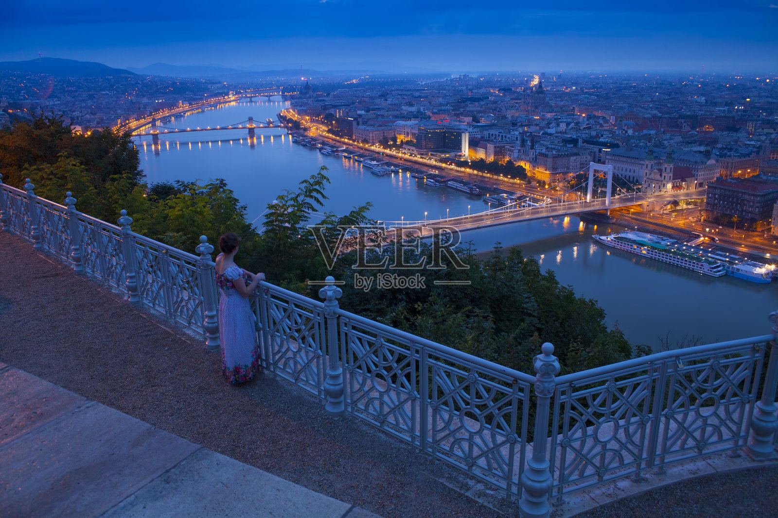 布达佩斯的一个女人。多瑙河全景夜景照片摄影图片