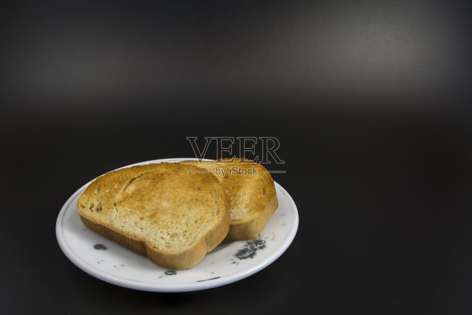 烤好的面包放在一个托盘上照片摄影图片