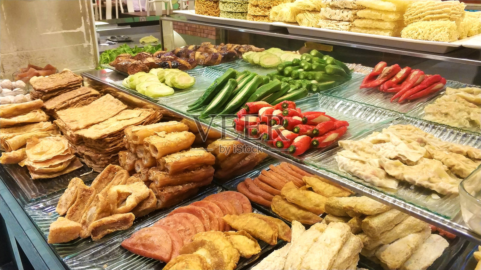亚洲街头小吃市场陈列精美小吃照片摄影图片