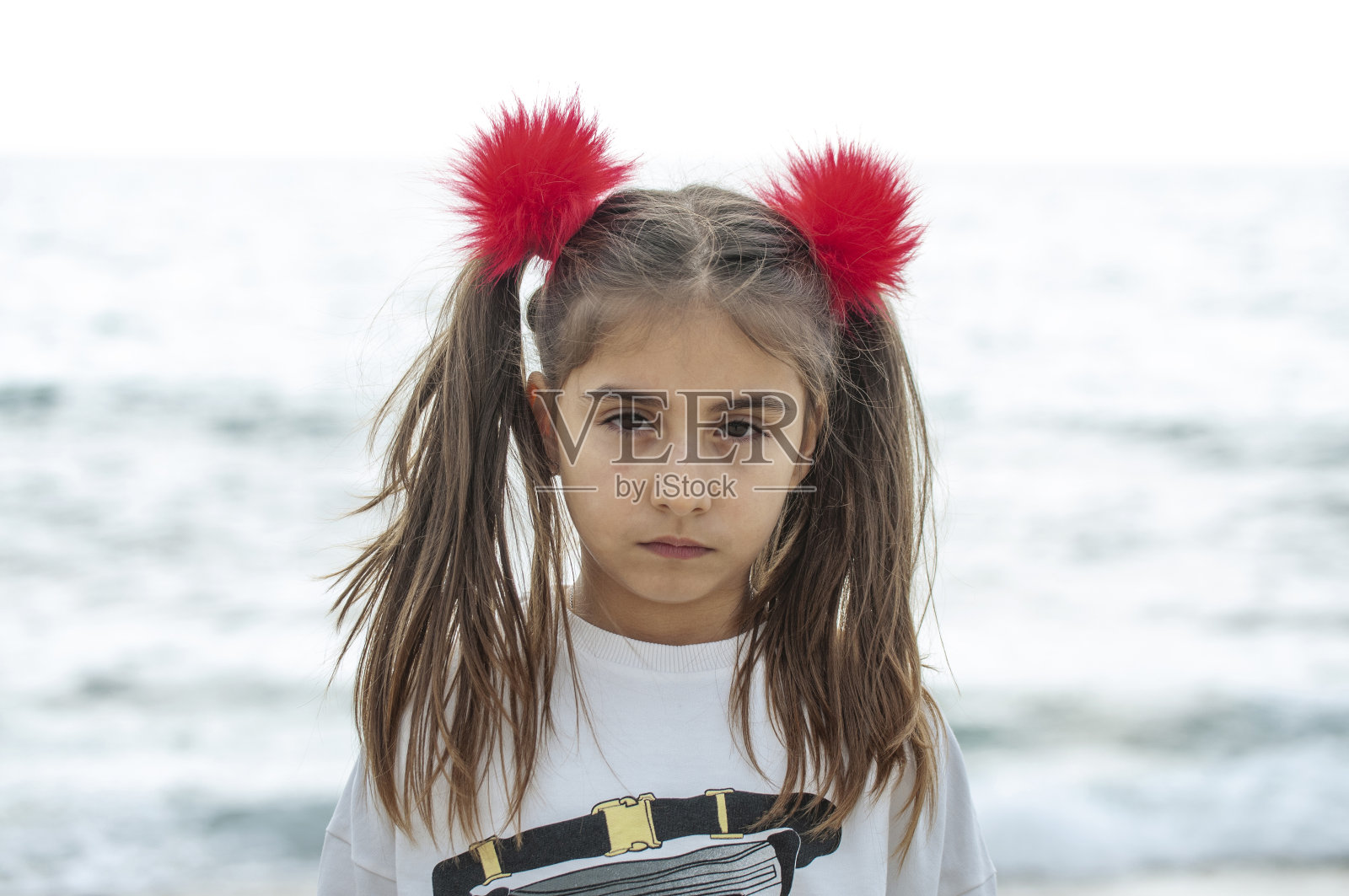 土耳其可爱的小女孩在海滩摆姿势照片摄影图片