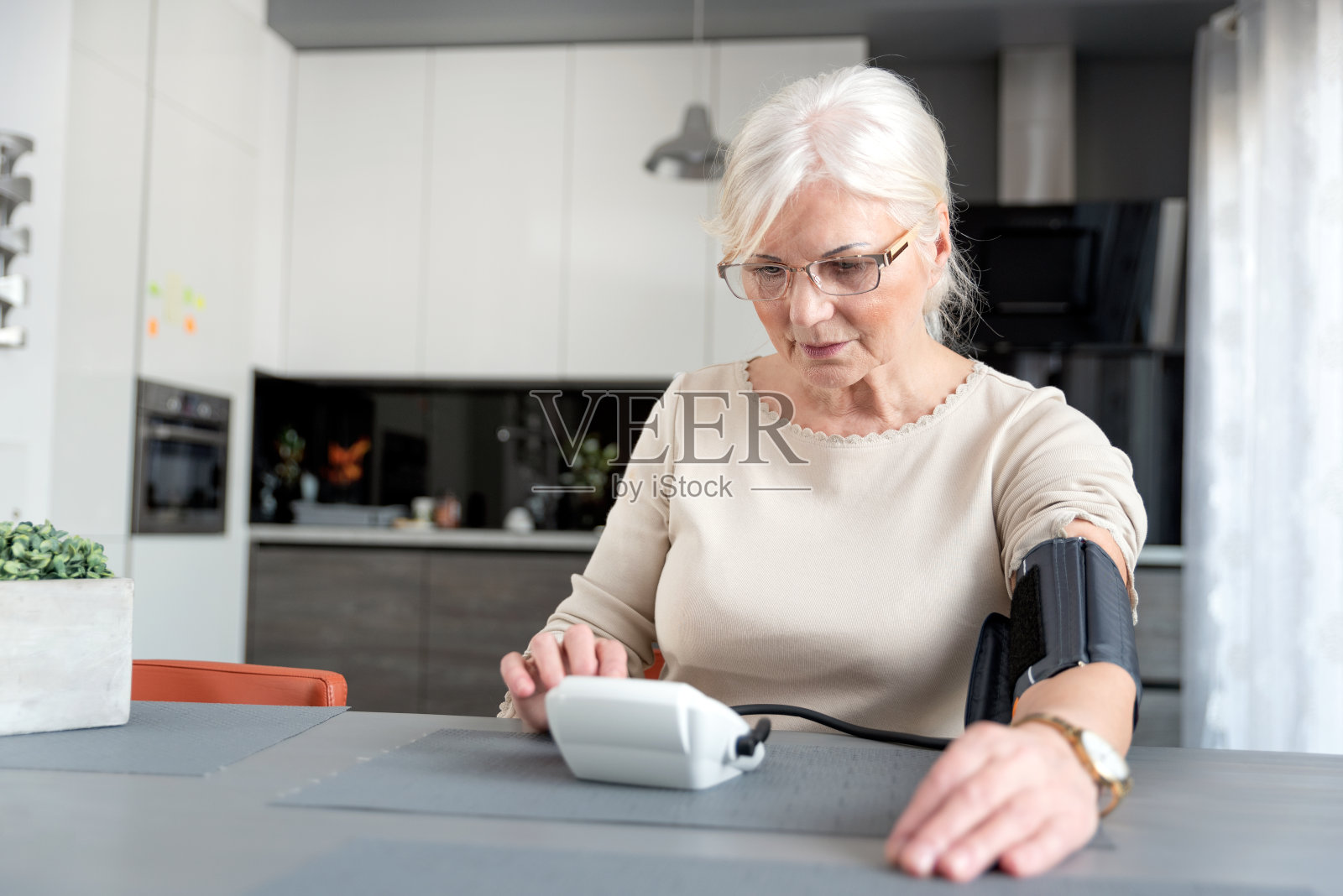 老年妇女正在测量血压照片摄影图片