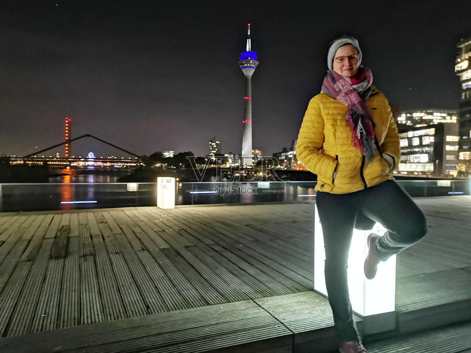 时尚之夜拍摄的年轻女子在冬季在媒体港Düsseldorf照片摄影图片