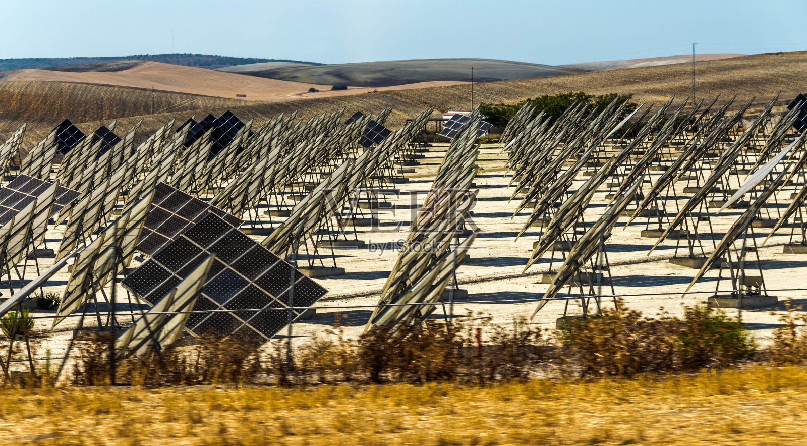 在欧洲和西班牙，一大批太阳能电池板利用太阳能生产可替代能源照片摄影图片