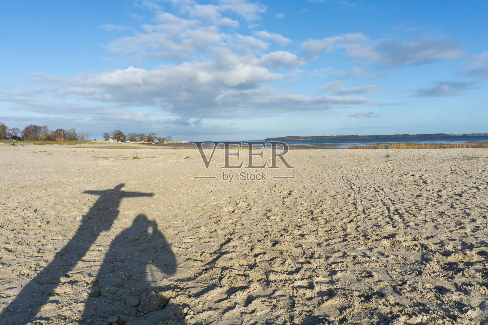 德国波罗的海，阳光明媚的田园海滩照片摄影图片