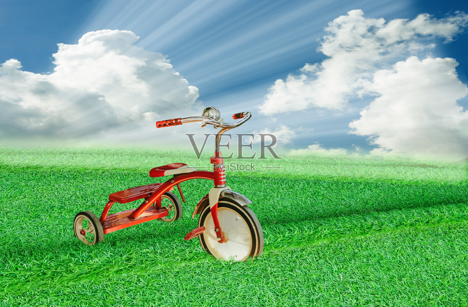 老式三轮自行车和明亮的阳光天空。照片摄影图片