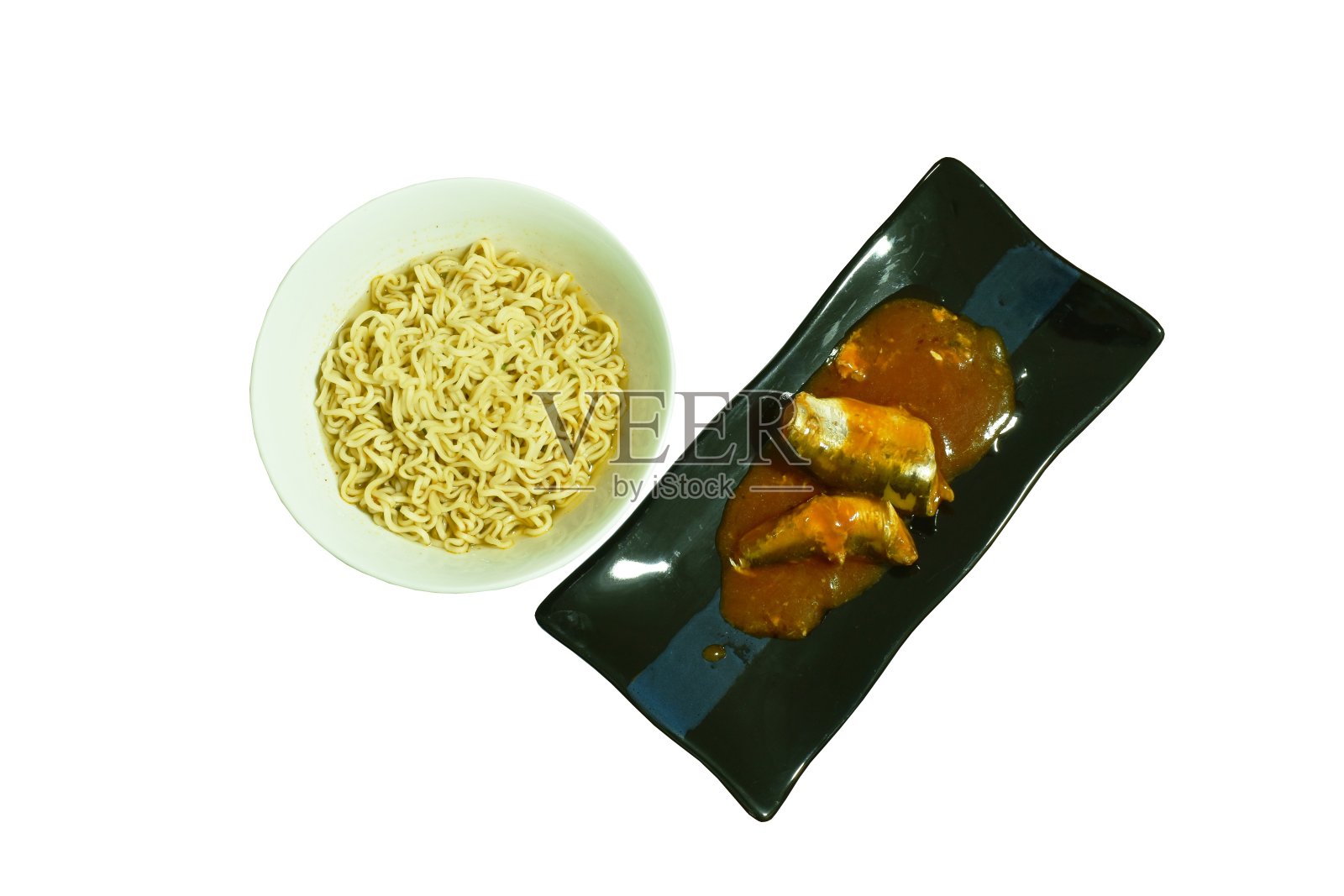 软煮方便面和鱼可以与番茄酱在白色的背景照片摄影图片