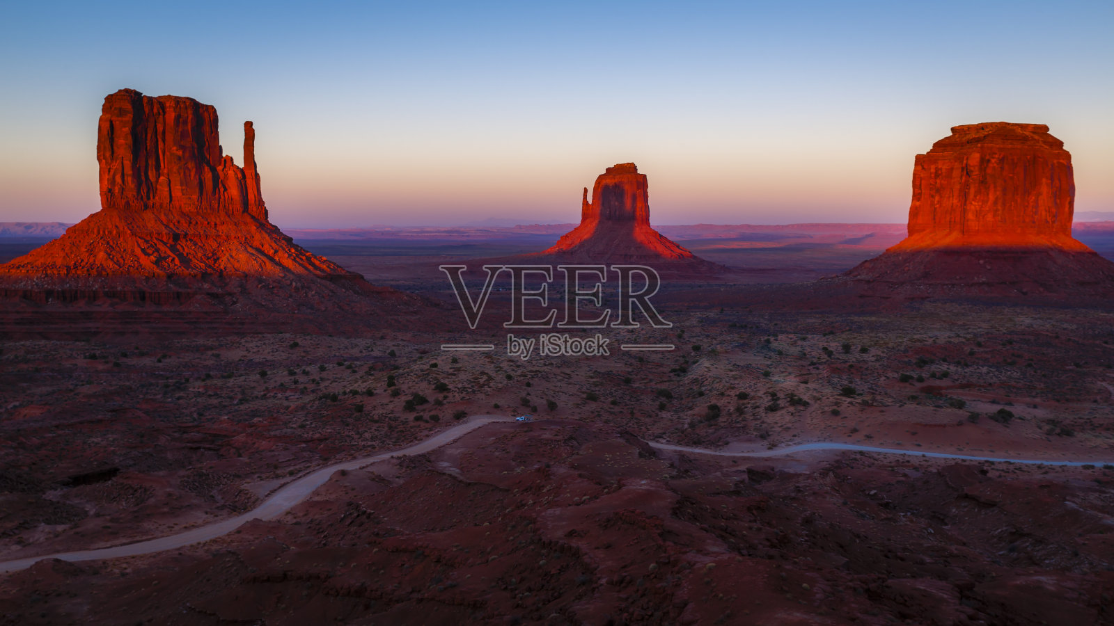 日落时的纪念碑谷和米滕斯-亚利桑那州与犹他州边境，美国照片摄影图片