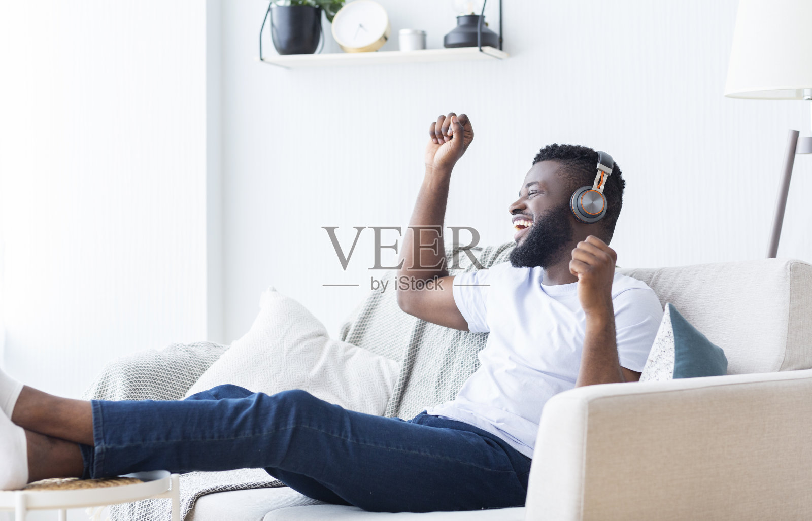 情绪化的非洲人在听最喜欢的音乐照片摄影图片