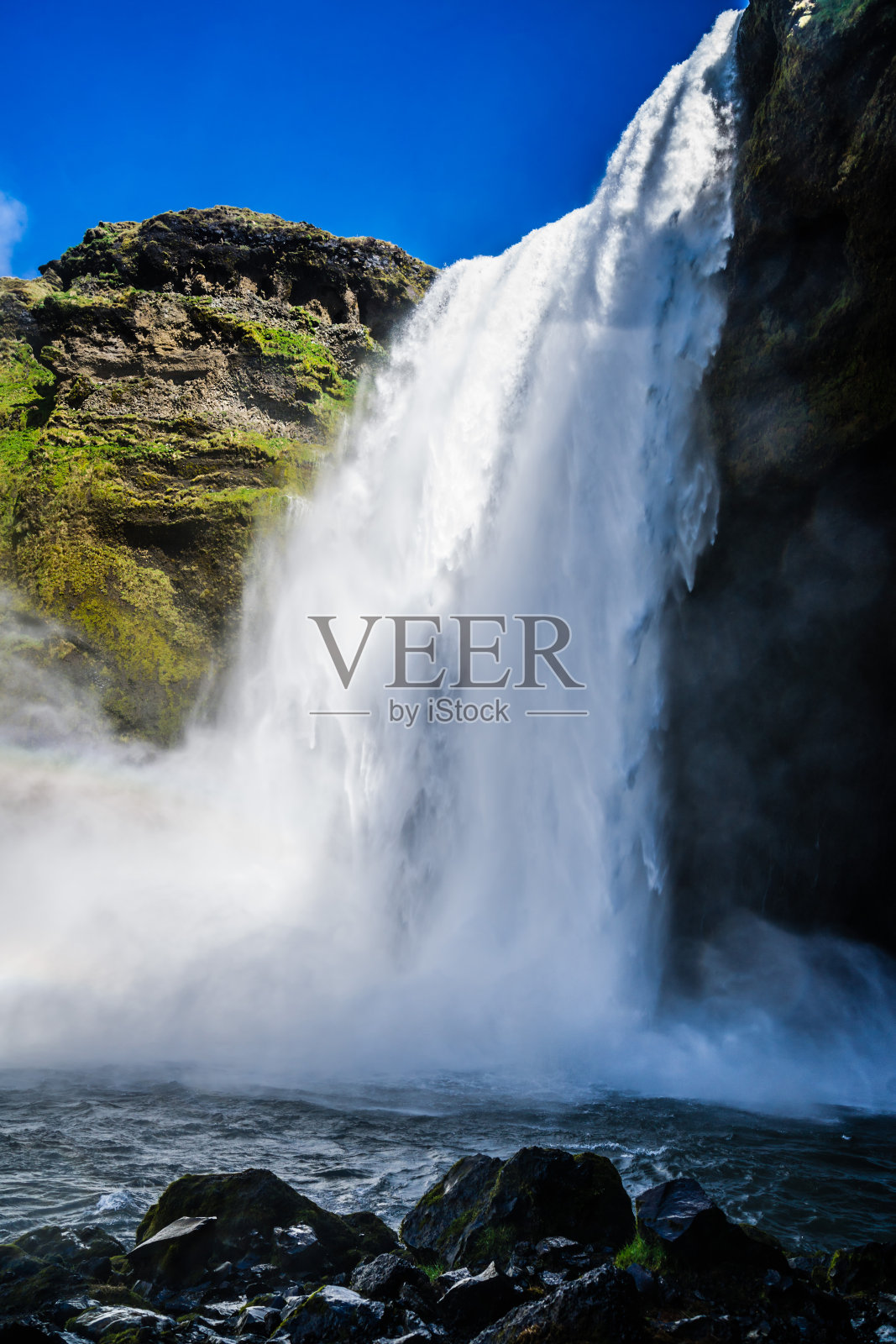 冰岛Skogafoss瀑布的强大溪流。照片摄影图片