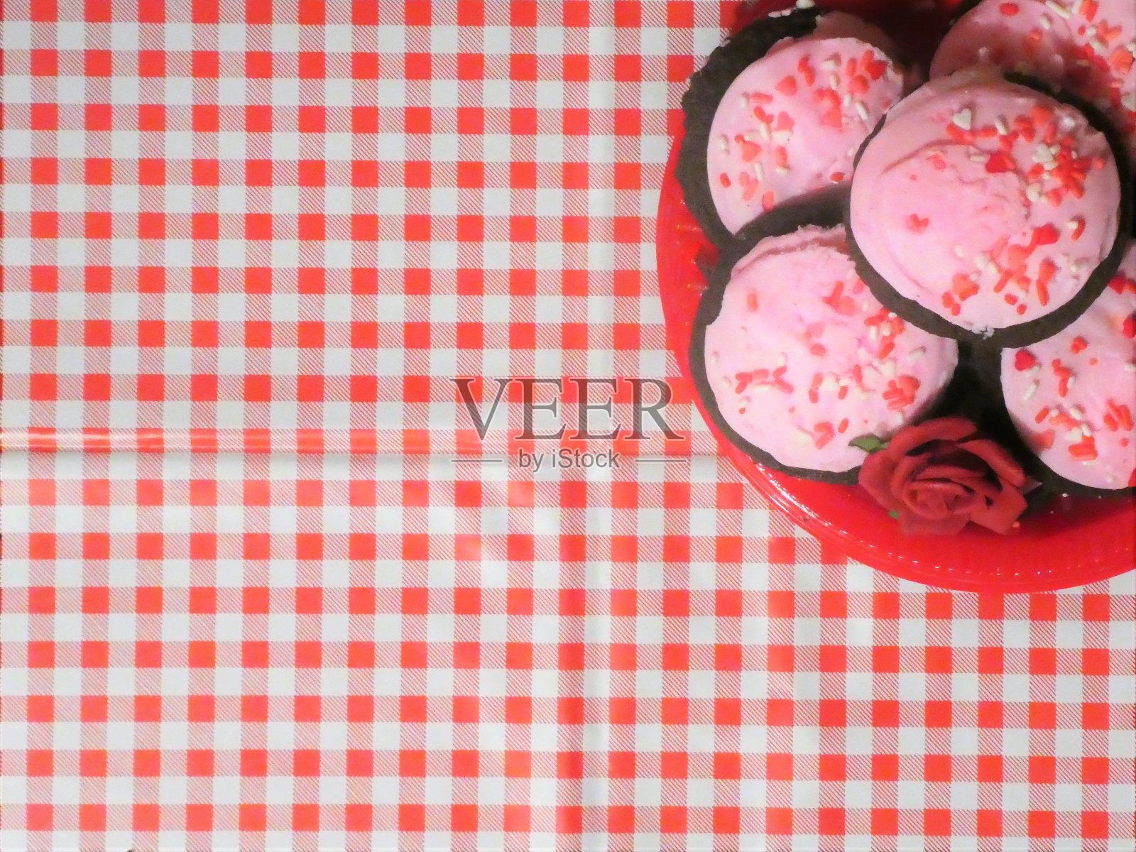 情人节烘焙-有粉色糖霜和糖屑的软糖饼干-平铺，复制空间照片摄影图片