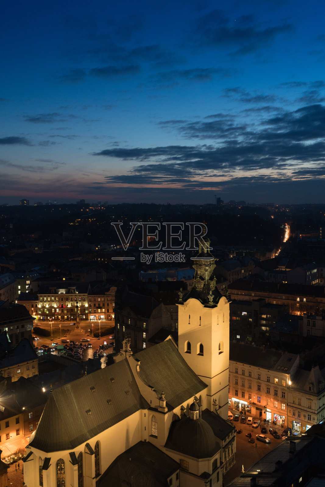 夜航拍摄的老利沃夫城市在乌克兰在利沃夫主广场(Rynok广场)期间的圣诞集市在老乌克兰城市。利沃夫市政厅俯视图。照片摄影图片