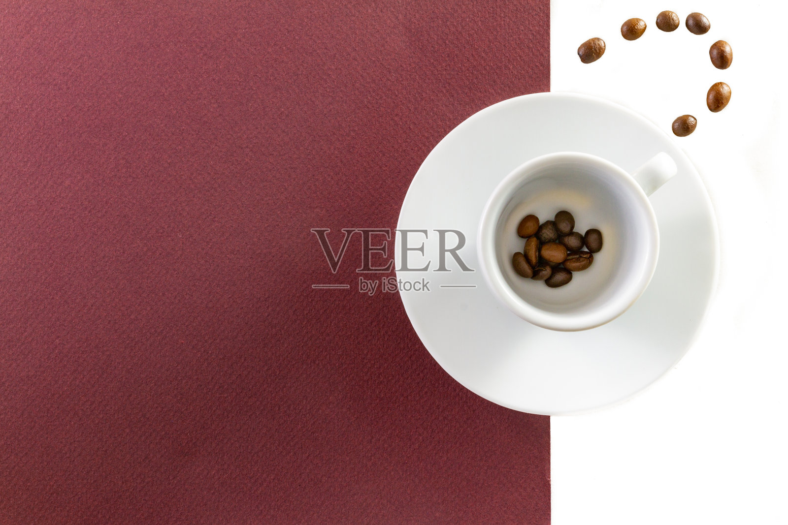 顶视图的咖啡杯和咖啡豆在棕色和白色的背景照片摄影图片