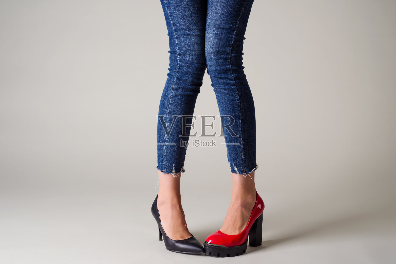 女人的腿在夏季鞋孤立的中性背景。选择您的概念-红色或黑色照片摄影图片