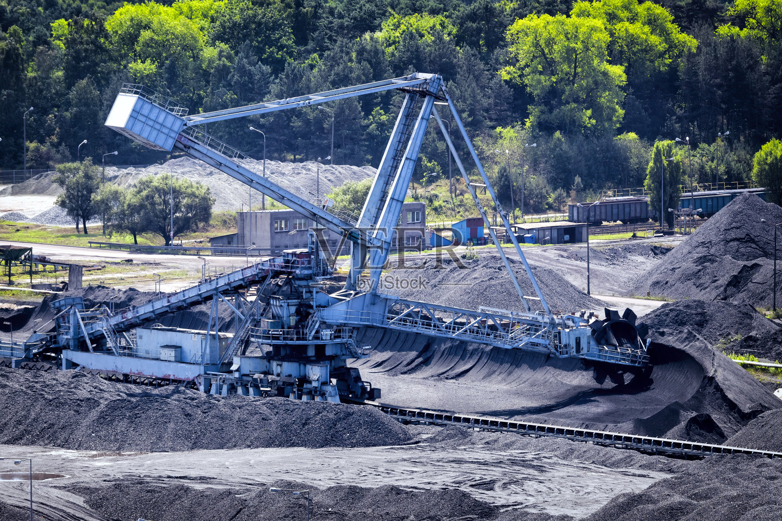 钢铁巨型挖掘机与桥式输送机用于转移煤矿，在斯瓦乌伊切港，波兰照片摄影图片
