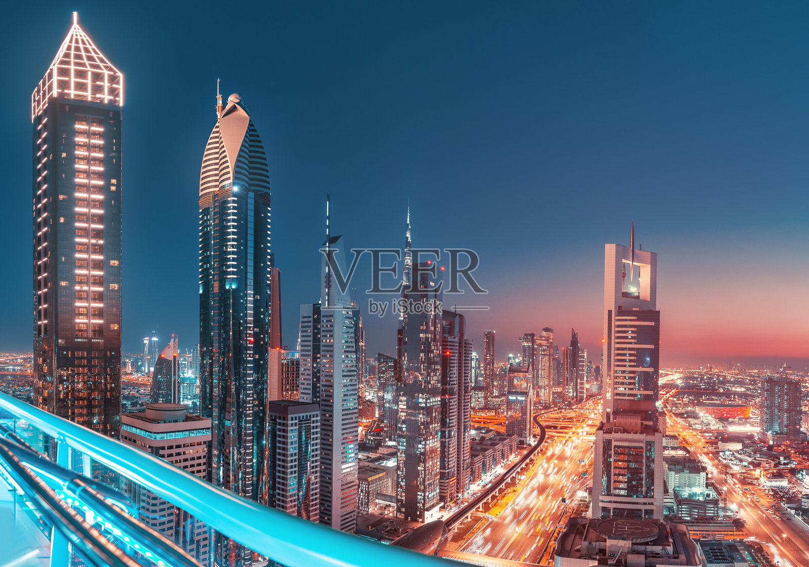 谢赫扎耶德高速公路上高楼大厦林立的迪拜夜景。全球旅游目的地和房地产概念照片摄影图片