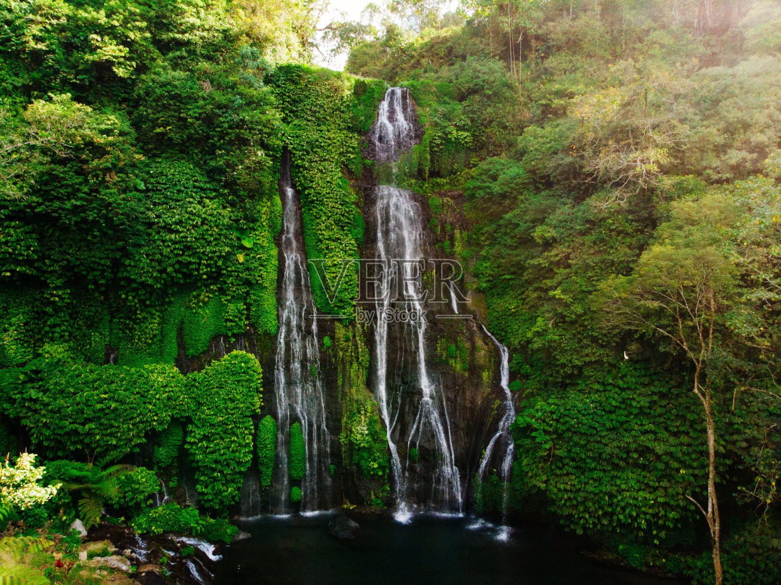 从印尼巴厘岛的Banyumala双瀑布上鸟瞰照片摄影图片