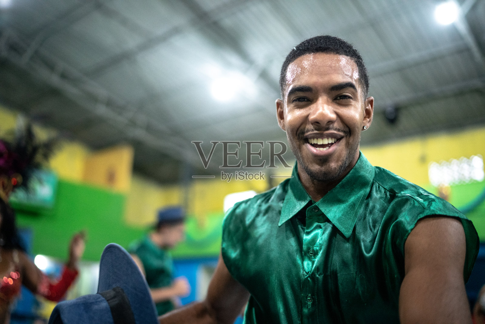 男子(马兰德罗)的肖像庆祝和跳舞在巴西狂欢节照片摄影图片