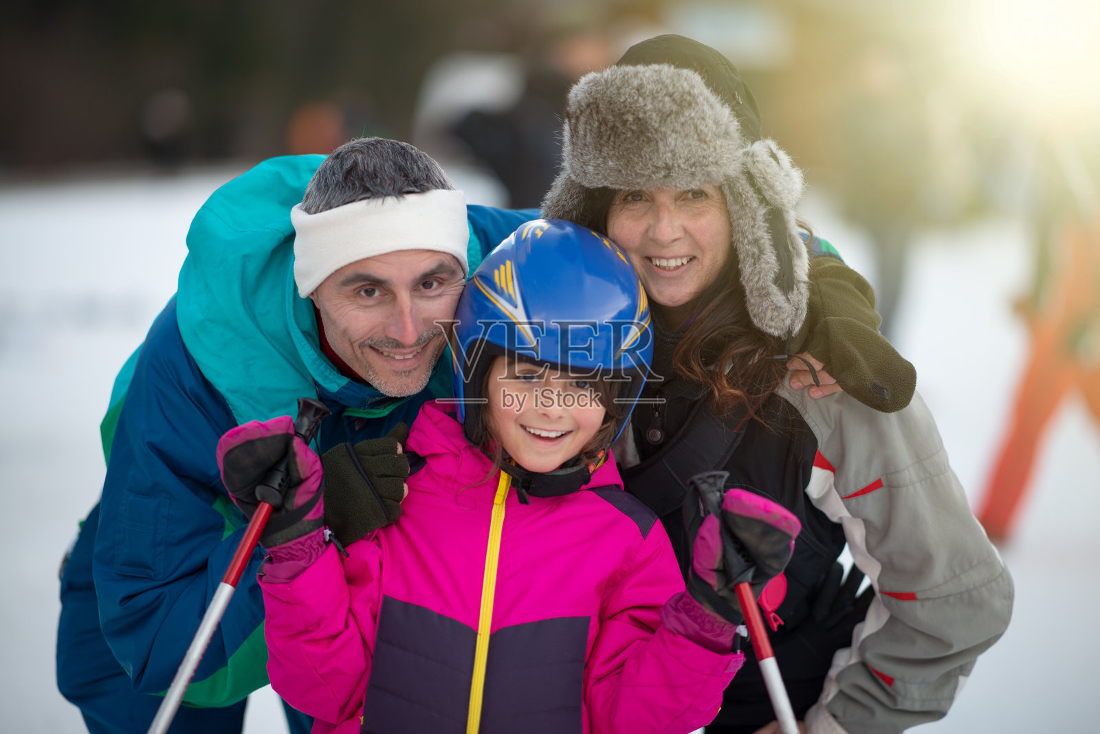 家庭和爱。凉爽的假期。寒假。快乐的家庭滑雪假期照片摄影图片
