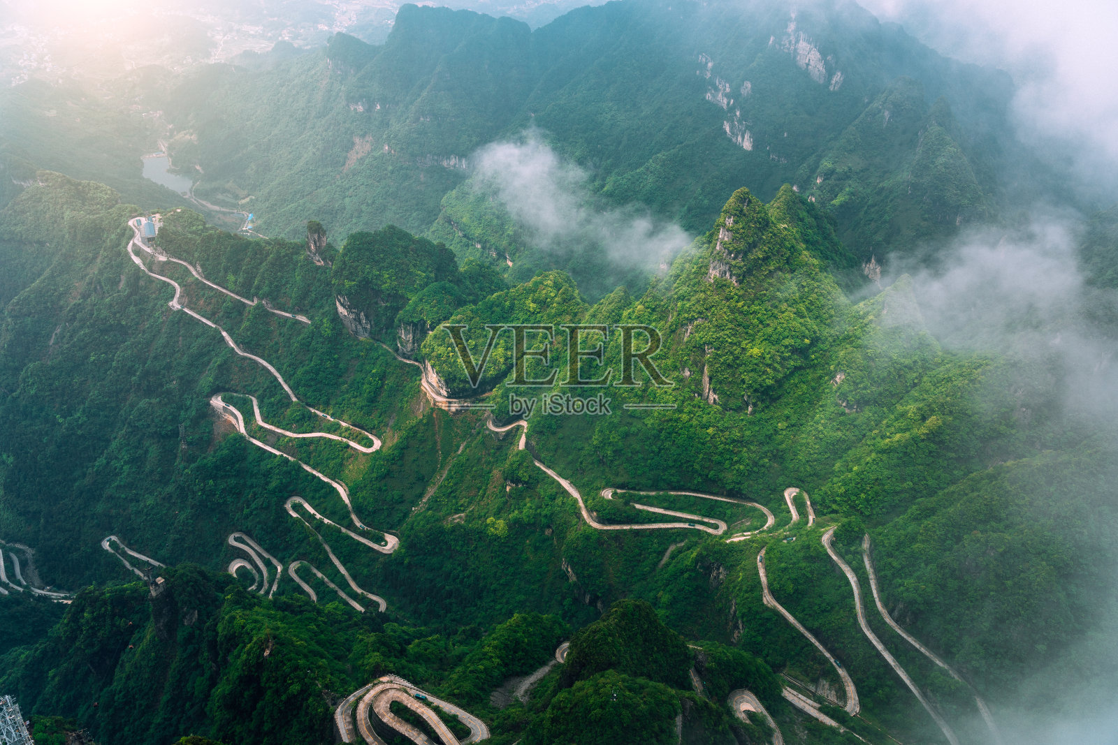 天门山国家公园蜿蜒的道路，中国湖南省照片摄影图片