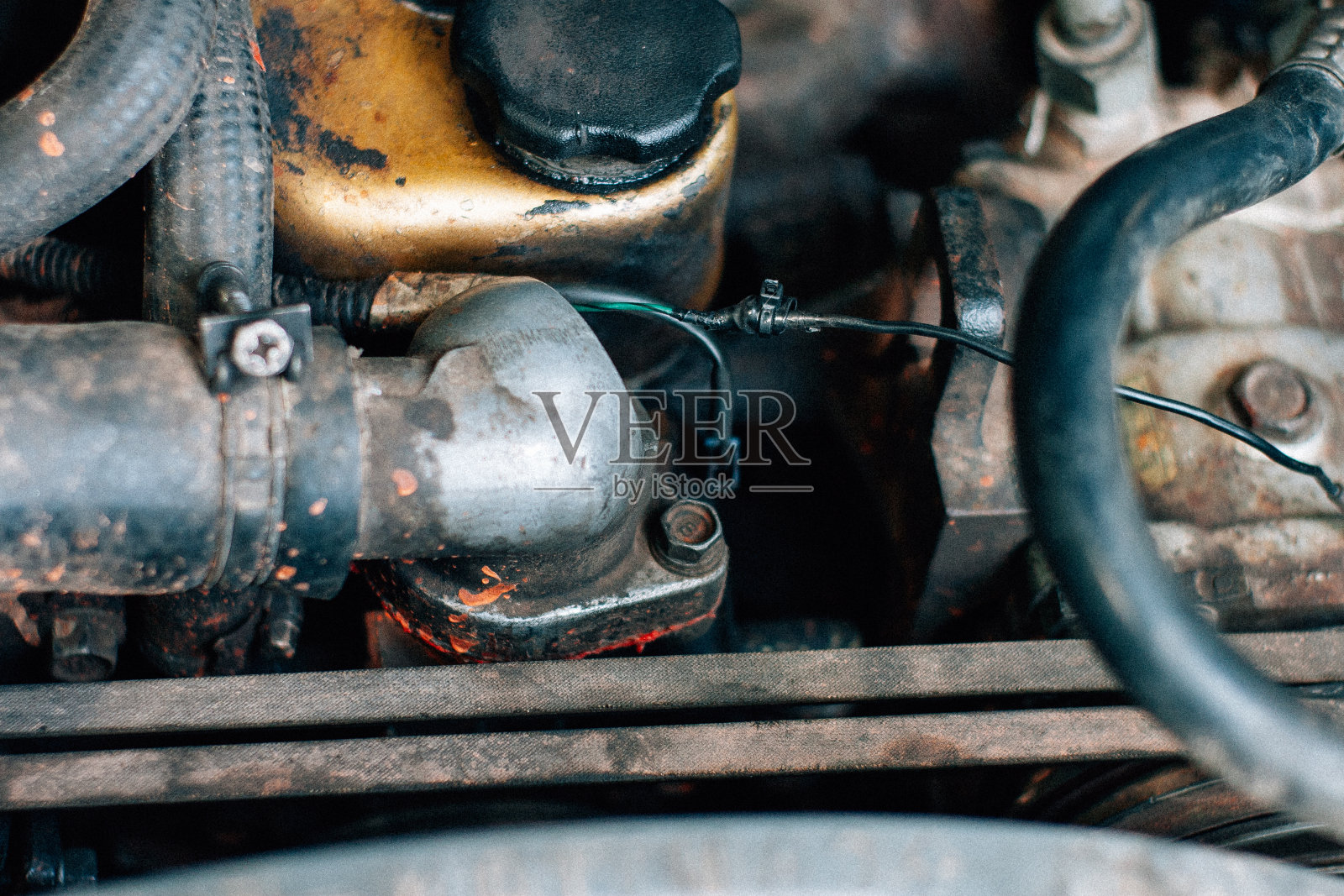 坏掉的旧柴油发动机照片摄影图片