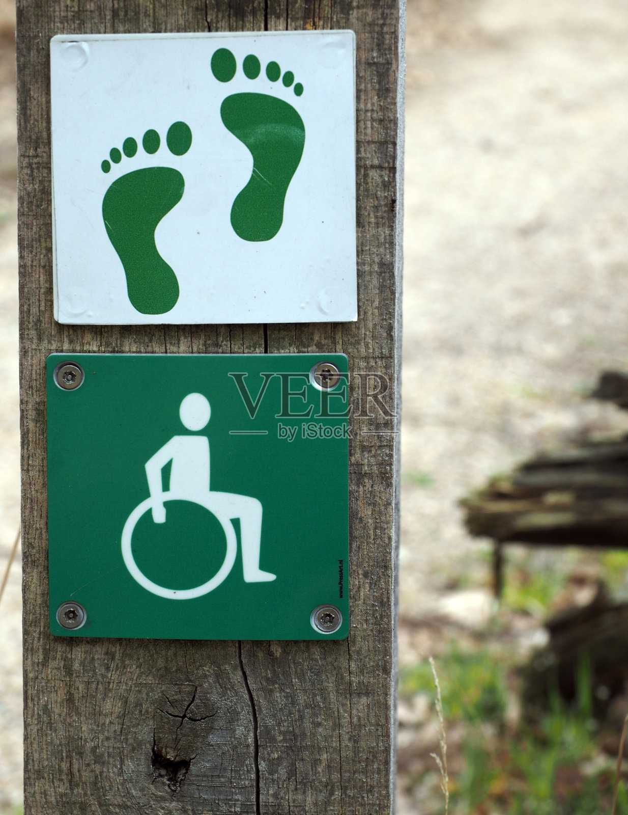 有残疾人徒步通道和赤脚通道标志的杆子照片摄影图片