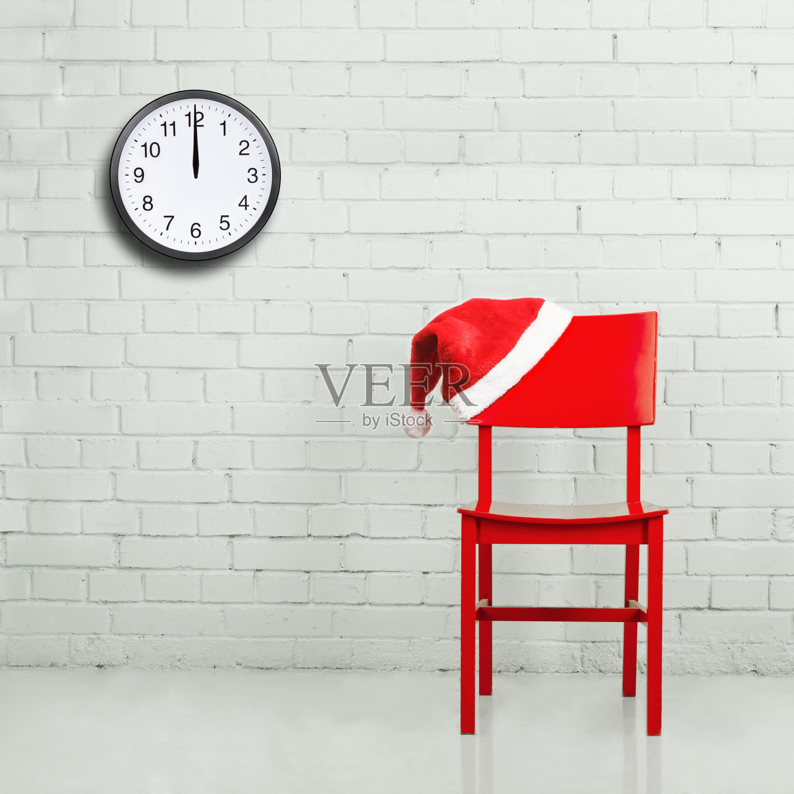 红色的椅子和圣诞老人的帽子和时钟照片摄影图片