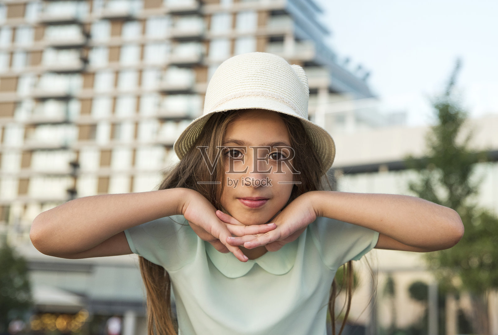 户外肖像一个可爱有趣的女孩与帽子照片摄影图片