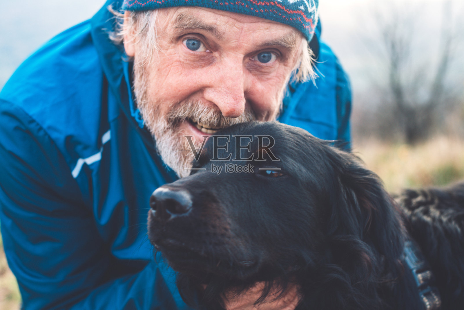 老人和黑狗在意大利南阿尔卑斯山徒步旅行照片摄影图片