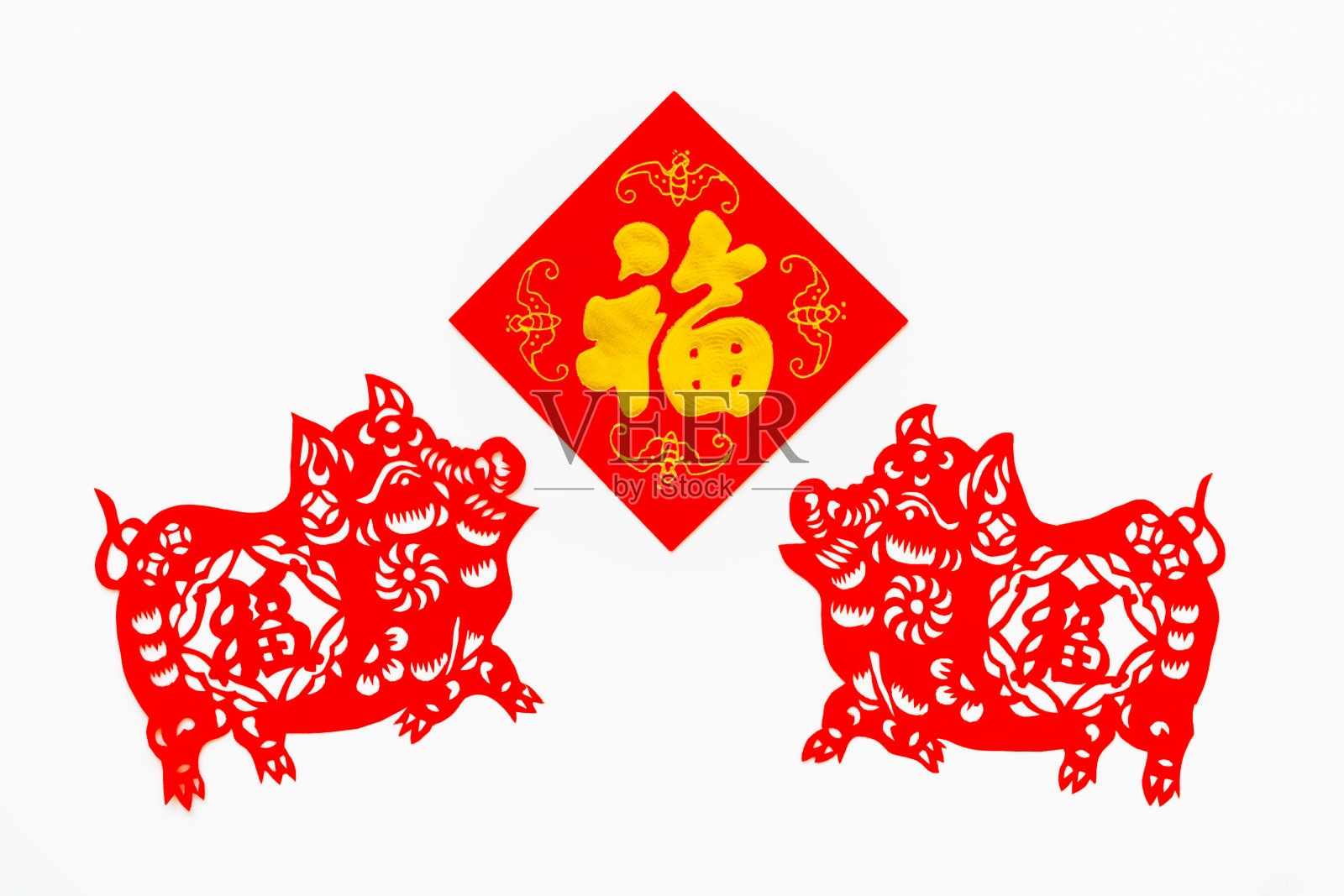 中国传统剪纸艺术的纹样、痕迹。农历新年。猪年。象征着幸福和好运。中国吉祥元素。汉字翻译(祝福，长寿，和平，财富)照片摄影图片