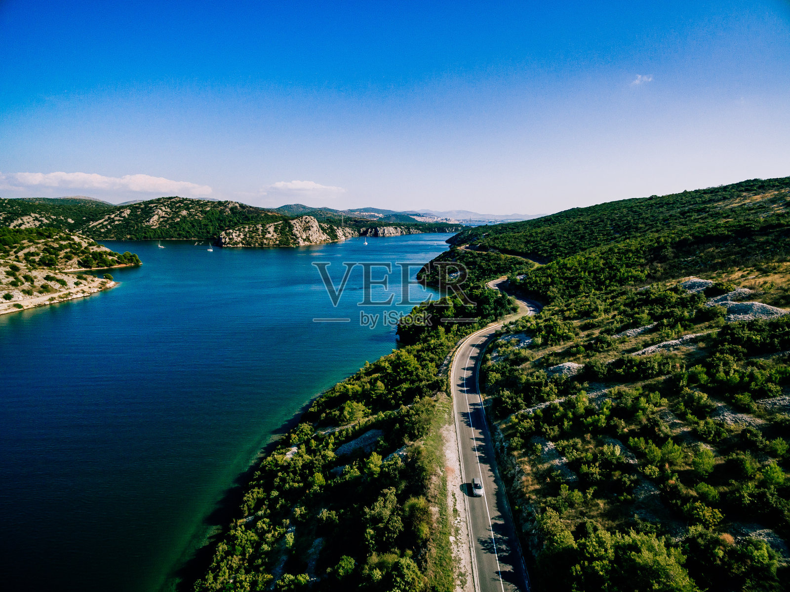 鸟瞰图附近的道路蓝色的海和绿色的山在夏天克罗地亚。照片摄影图片