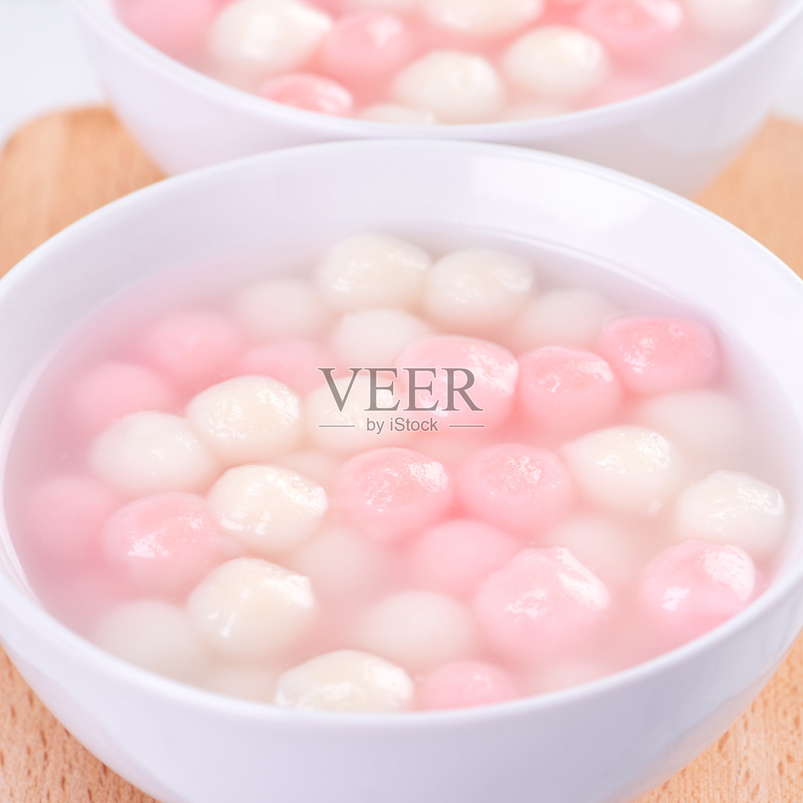 汤圆，汤圆，美味的红白相间的汤圆球在一个小碗为中国冬至节。照片摄影图片