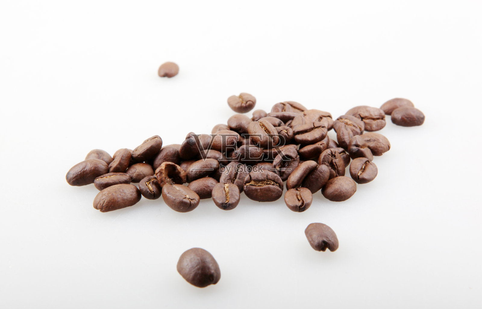 在白色背景下分离的新鲜烘培咖啡豆照片摄影图片