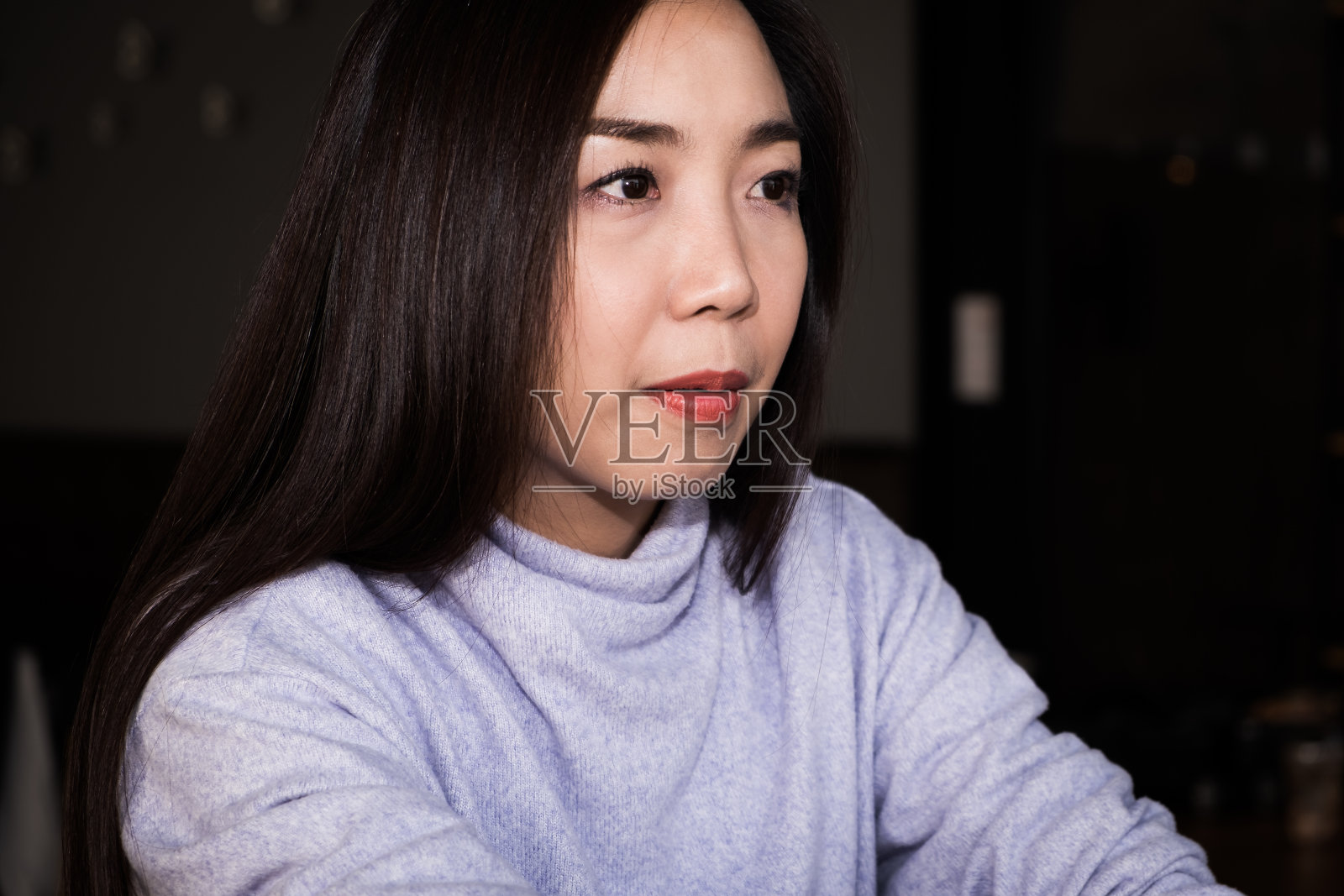 一个迷人的亚洲美丽的女性的脸，一个年轻的成年女孩用黑色的头发肖像穿甜蜜的布照片摄影图片