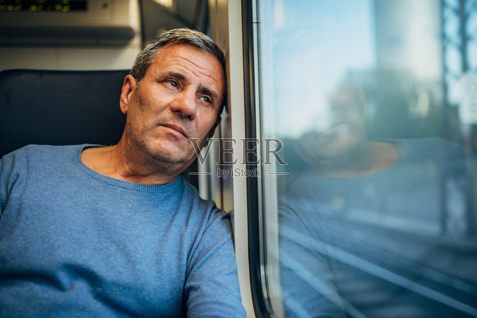 一个虚构的火车乘客的肖像照片摄影图片